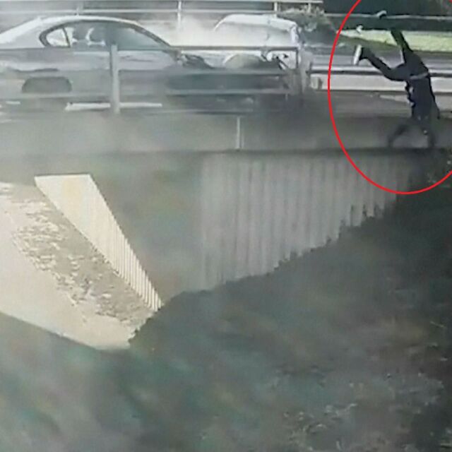 Шофьор избута моторист от мост, причинявайки тежка катастрофа и с друга кола (ВИДЕО)
