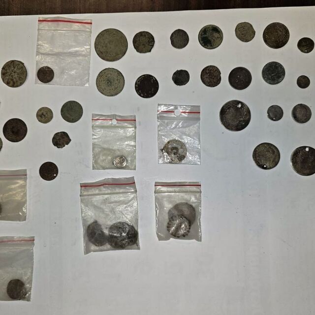 Спецоперация: Откриха старинни монети в джип на иманяр (СНИМКИ)
