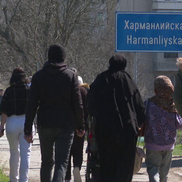 Протест срещу бежанците в Харманли: Хората настояват те да бъдат преместени извън града