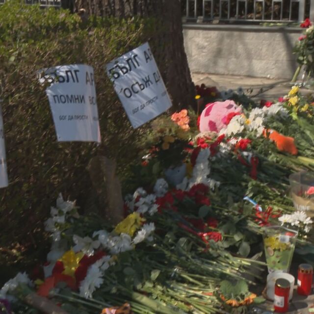 Ден на траур в Русия: Хора поставят цветя пред руското посолство в София