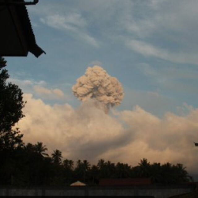 Вулканът Ибу се събуди, изхвърляйки пепел на 2000 м височина