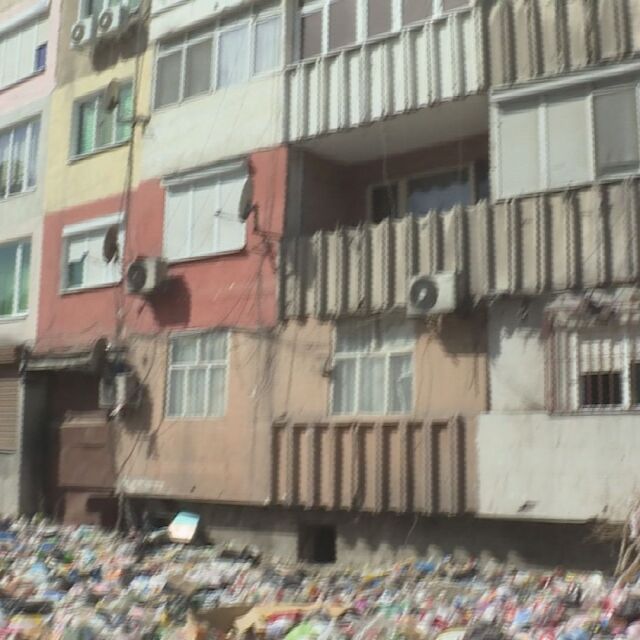  „ Боклукът пада от горната страна “: Мащабно разчистване в „ Столипиново “, постановат и санкции за отпадък през терасата 