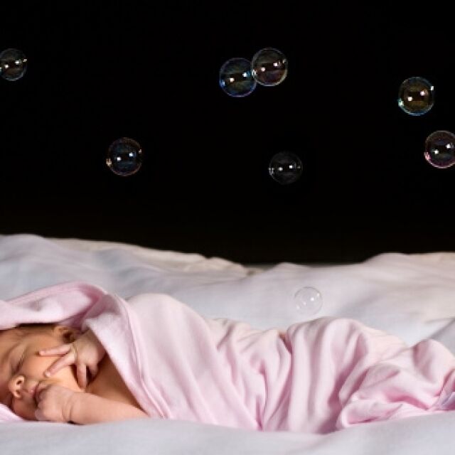 Трябва ли бебетата да спят на тъмно