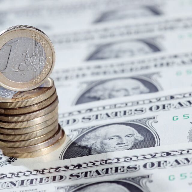 Защо еврото и доларът се изравниха?