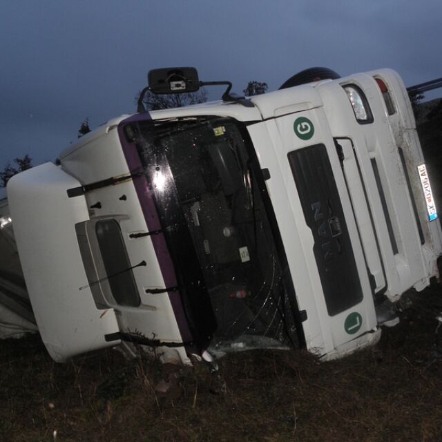 Катастрофа с български шофьор на тир блокира сръбска магистрала