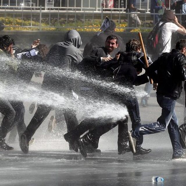 Протестиращи в центъра на Истанбул се събудиха в облаци сълзотворен газ