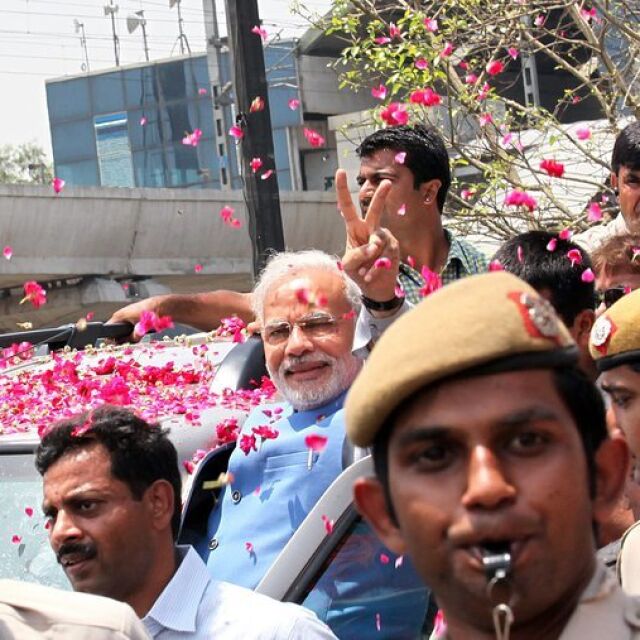  Ликуващи хора и дъжд от розови цветя посрещнаха бъдещия министър председател на Индия в Делхи 