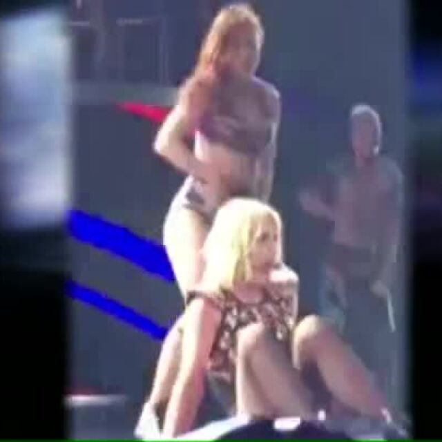 Бритни Спиърс падна на сцената (ВИДЕО)