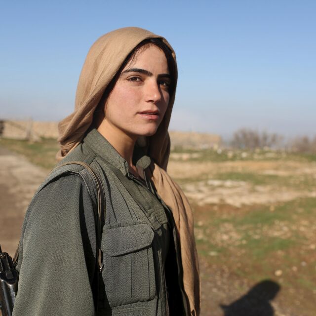 Жените, които не се страхуват да се бият срещу „Ислямска държава” (ГАЛЕРИЯ)