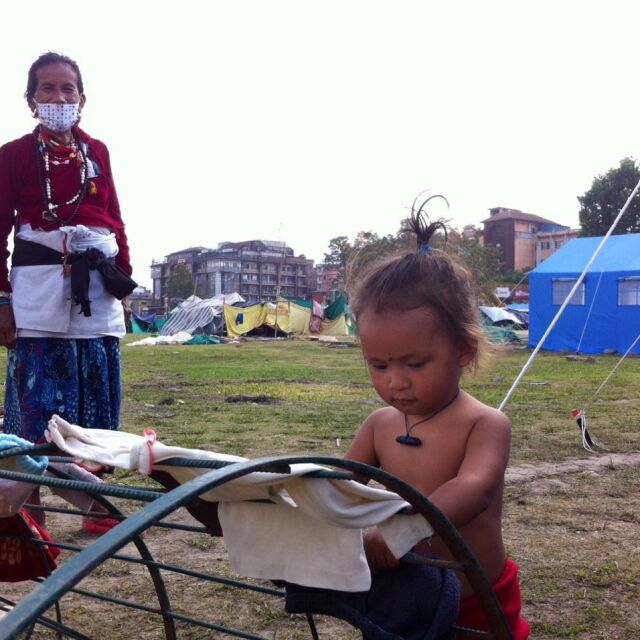 Невъзможният живот в Катманду осем дни след труса (СНИМКИ)
