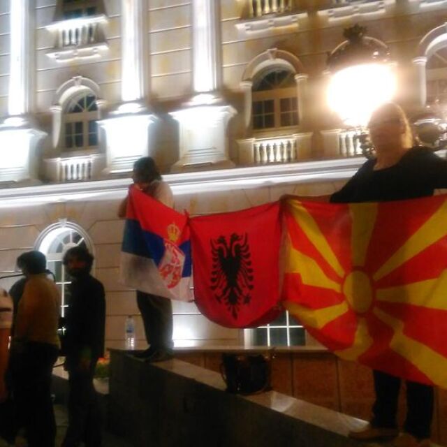 Хиляди поискаха оставката на македонския премиер в Скопие (СНИМКИ)