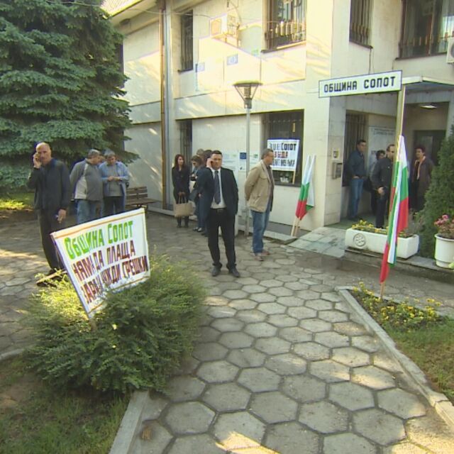 Опитаха се да изземат имущество на община Сопот заради дългове