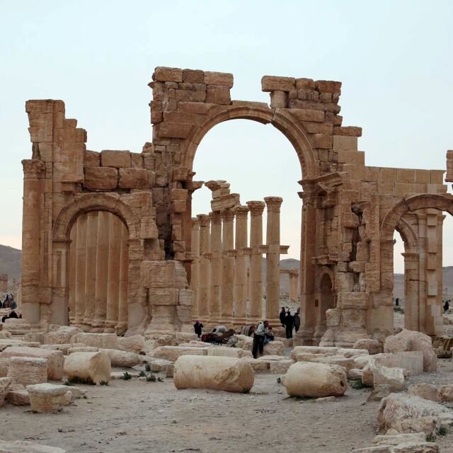 Джихадисти разрушиха статуя на 2000 години в Палмира