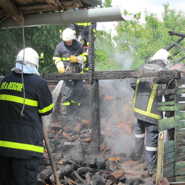 Пожар при варене на конфитюр изпепели пристройка в Щръклево (СНИМКИ)