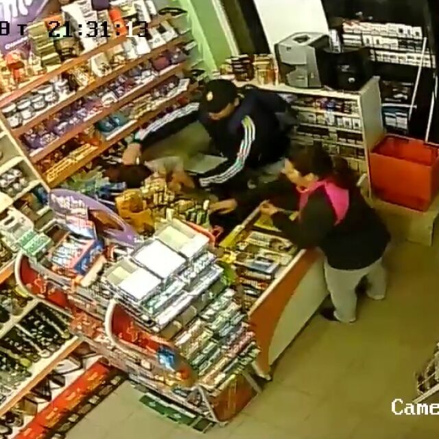 Крадец опря пистолет в главата на продавачка в София (ВИДЕО)