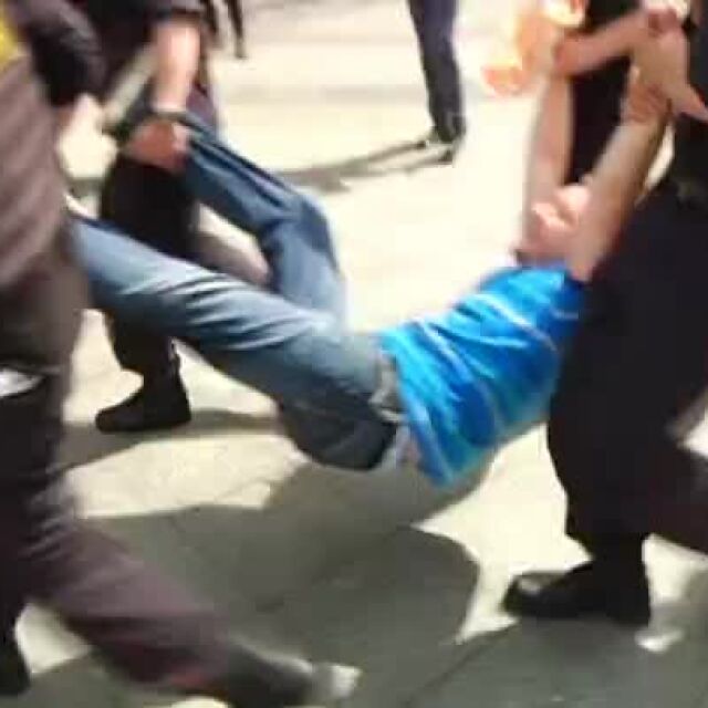 Как руската полиция се справя с неразрешен гей протест (ВИДЕО)