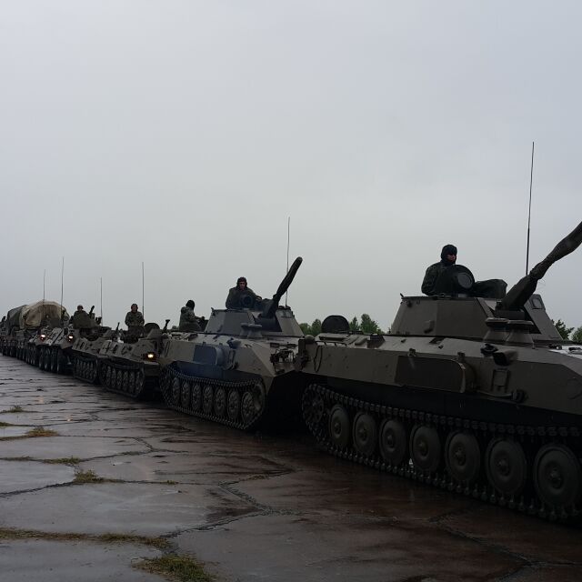 Военните тренират за парада на Гергьовден под проливния дъжд