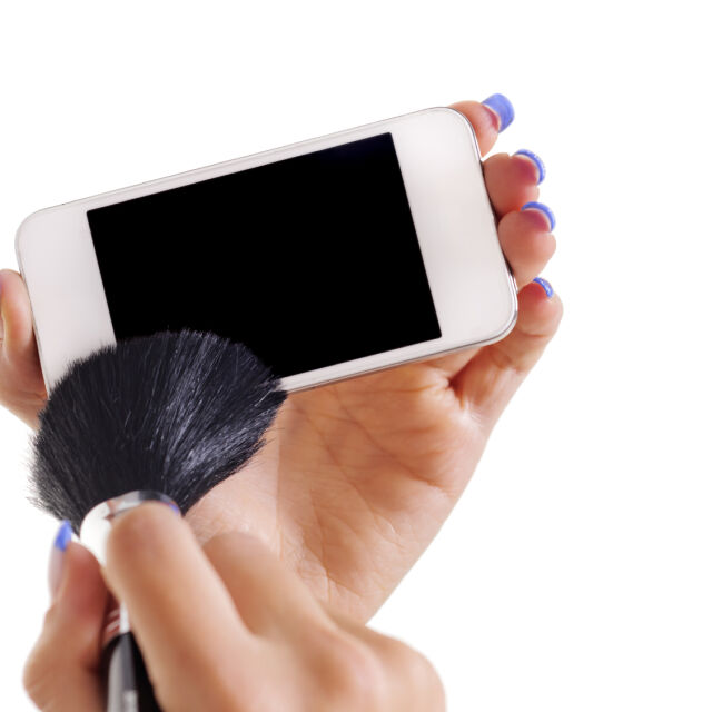 Как да почистим дисплея на телефона от фондьотен и следи от мазна кожа