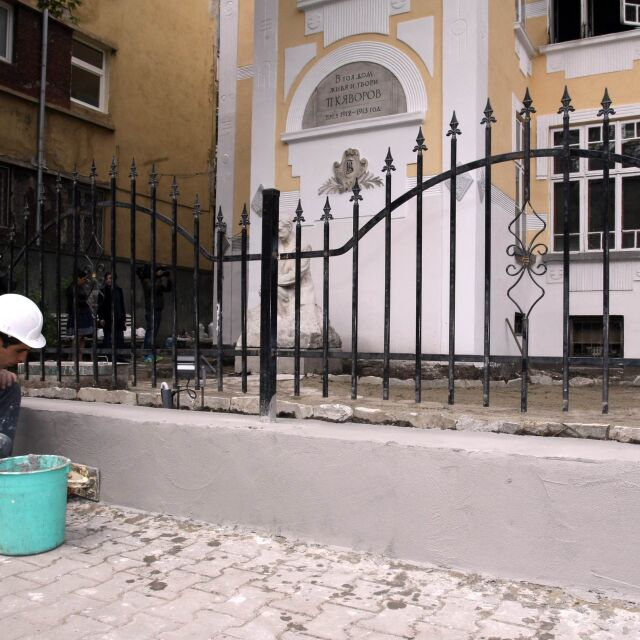Вежди Рашидов инспектира ремонта на къщата на Пейо Яворов