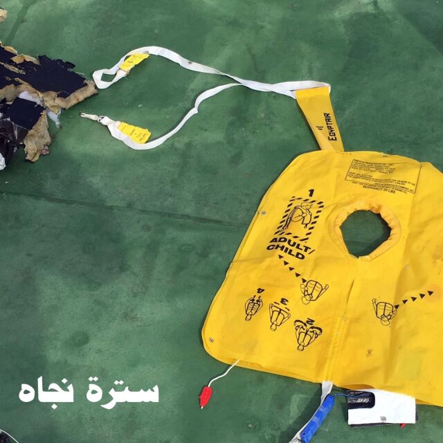 Египет публикува първите снимки на отломките от падналия самолет (СНИМКИ)