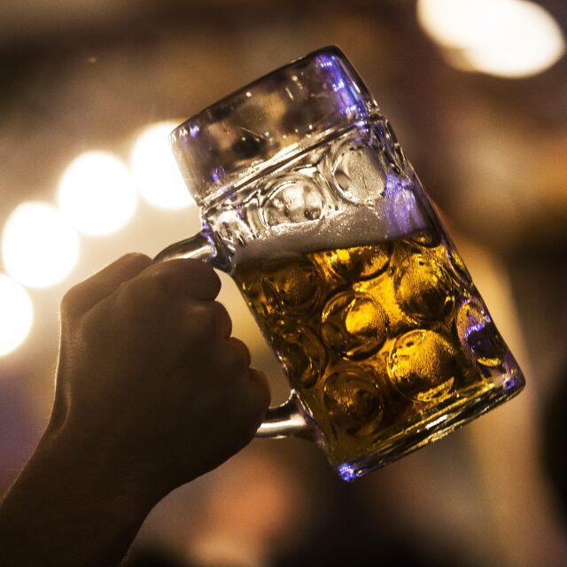 Проучване: Всеки втори българин пие бира минимум веднъж седмично