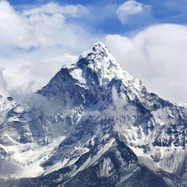 Непал въвежда нови правила за изкачване на Еверест 