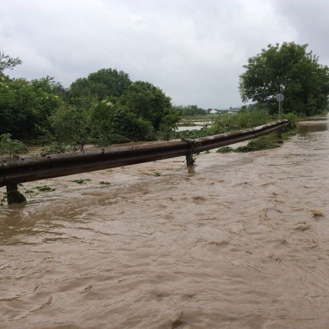 Наводнение в Казанлък, свикват кризисен щаб в Търново заради нивото на р. Янтра (СНИМКИ)