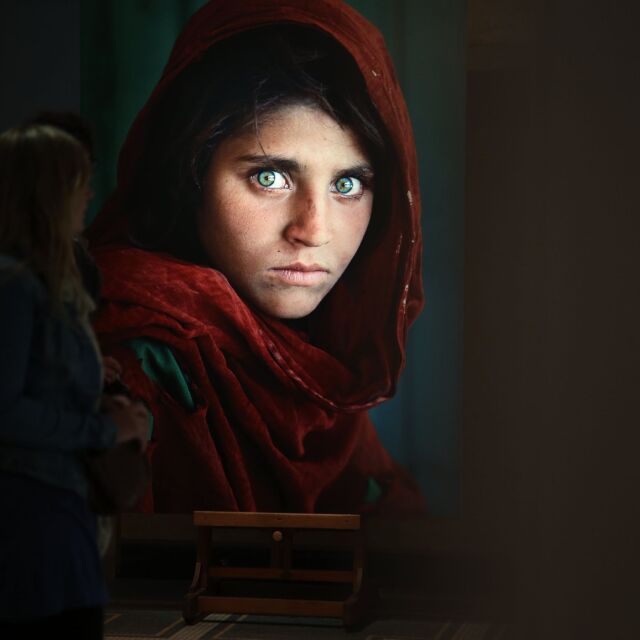 "Афганистанското момиче" на Стийв Маккъри е арестувано в Пакистан