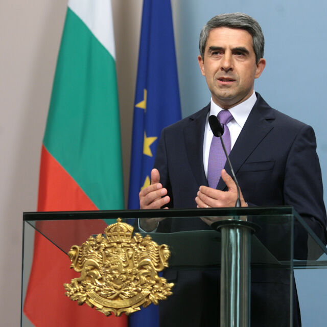 Президентът сезира КС за три от въпросите в референдума на Слави Трифонов