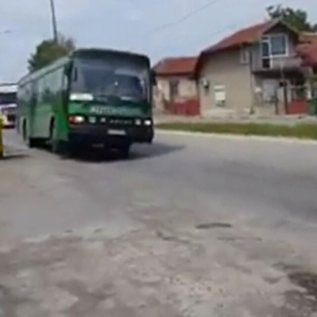 Опасен автобус на три колела превозва пътници между Плевен и Долни Дъбник (ВИДЕО)