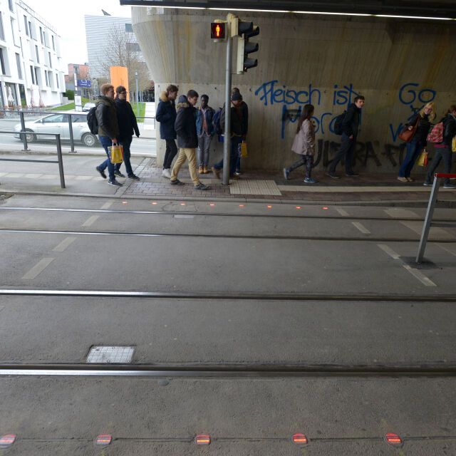 В Германия спасяват пешеходците, забили поглед в телефона, със „земни“ светофари 