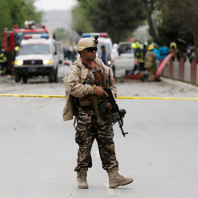 Двама държавни служители загинаха при взрив в Кабул 