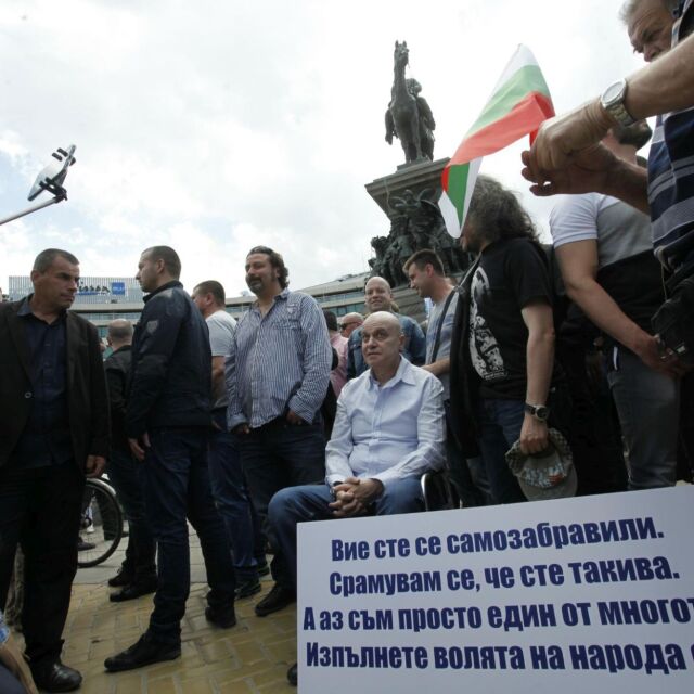 Слави Трифонов отиде "да си търси правата" пред парламента (ВИДЕО)