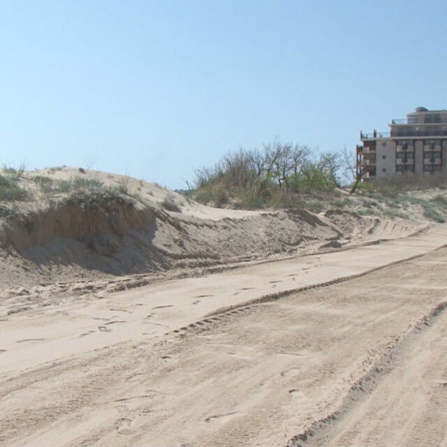 Багери унищожават едни от малкото дюни на плажа в Слънчев бряг