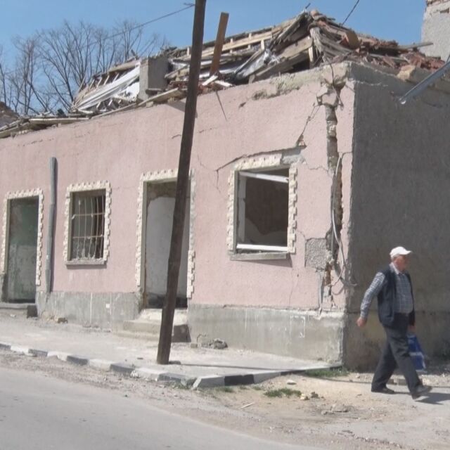 В Хитрино започнаха да ремонтират пострадалите от взрива къщи