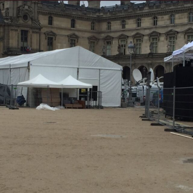 Евакуираха двора на Лувъра заради подозрителен пакет (СНИМКИ и ВИДЕО)