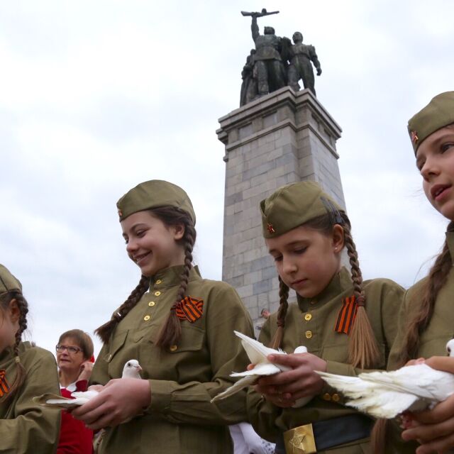 Граждани поднесоха венци и цветя пред Паметника на Съветската армия