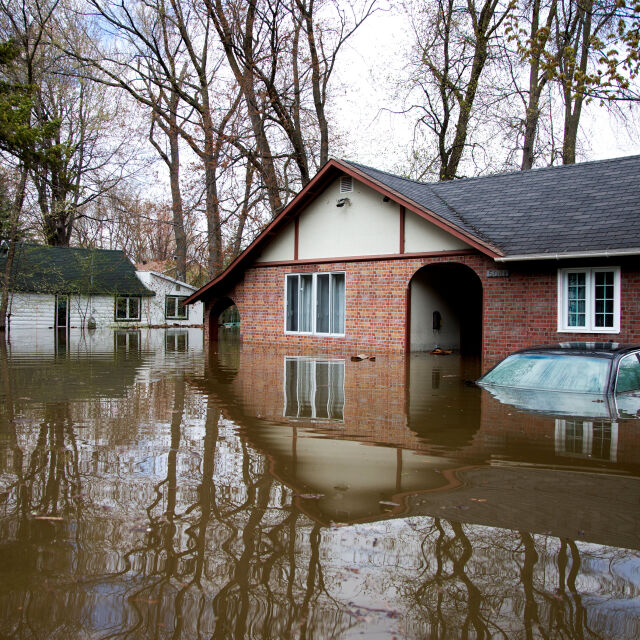 Над 2000 души са евакуирани заради наводненията в Канада