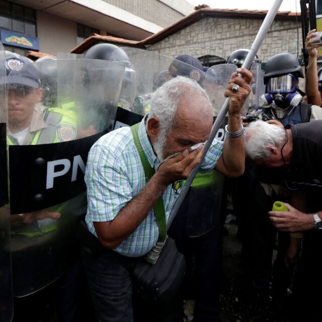 Батални сцени на пенсионерски протест във Венецуела (СНИМКИ)