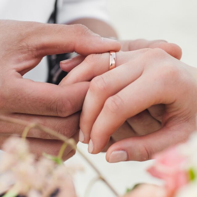 След карантина - сватба: Десетки двойки в Ухан искат да сключат брак