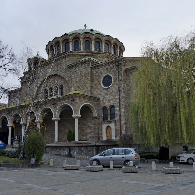Само един български екип остава в конкурса за ремонт на площад "Света Неделя"