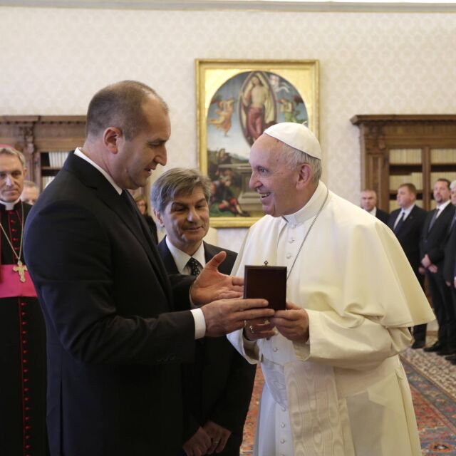 Президентът подари на папа Франциск икона на Светите братя (ОБЗОР)