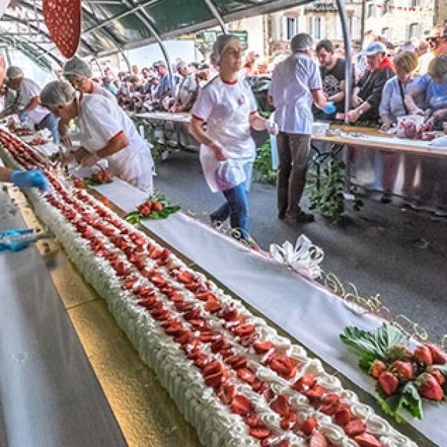 Френски сладкари приготвиха най-дългата ягодова торта