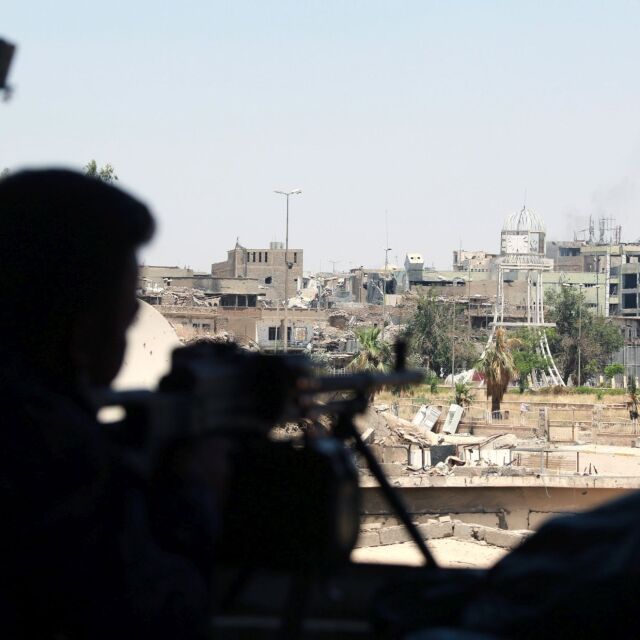 ИДИЛ хвърля снайперисти и самоубийци в последна битка за Мосул (СНИМКИ)