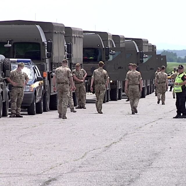 Колони с военнослужещи и техника на НАТО преминаха през страната ни
