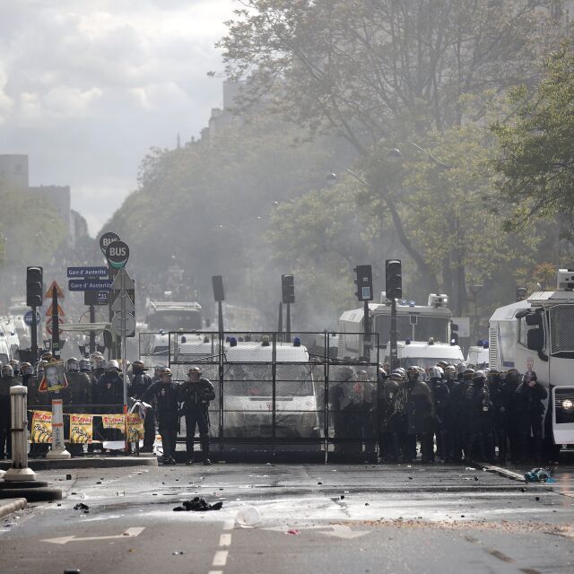 Фермери блокираха Париж: Спират влизащите и излизащите от града