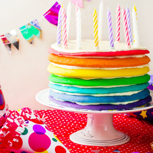 Как да превърнете обикновен сладкиш за 7 лв. в атрактивна торта за рожден ден