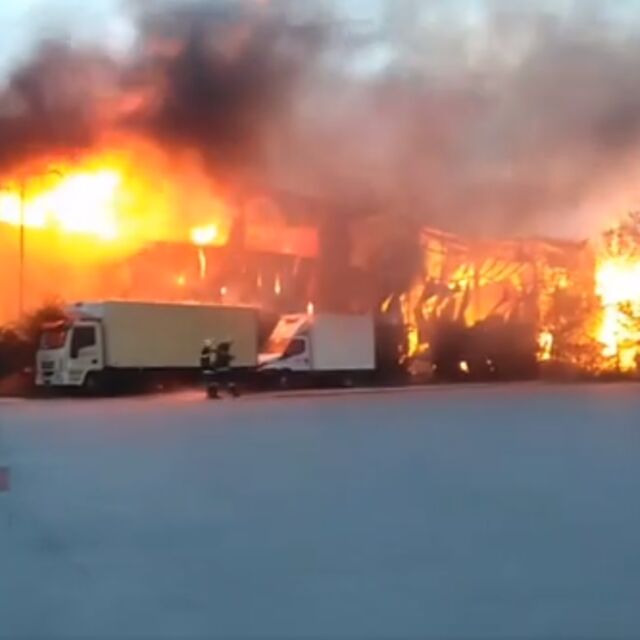 Голям пожар избухна в склад в столичния кв. „Красна поляна” (ОБЗОР КЪМ 00 Ч.)