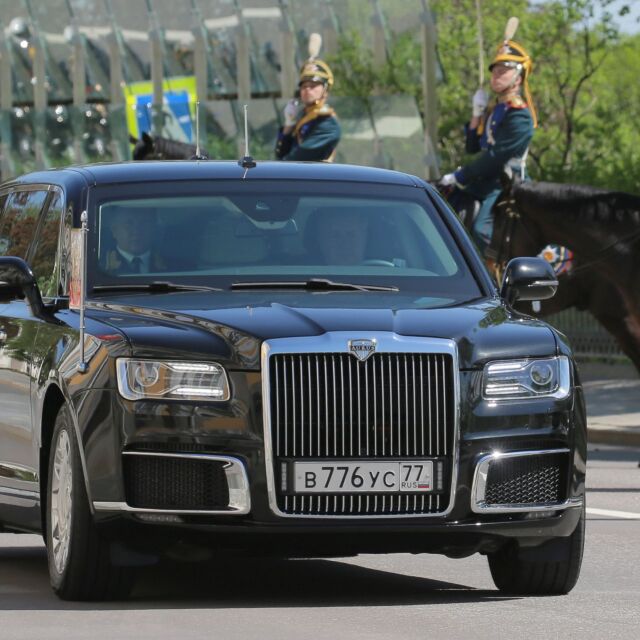 Путин се качи на „отечествена” лимузина (СНИМКИ)