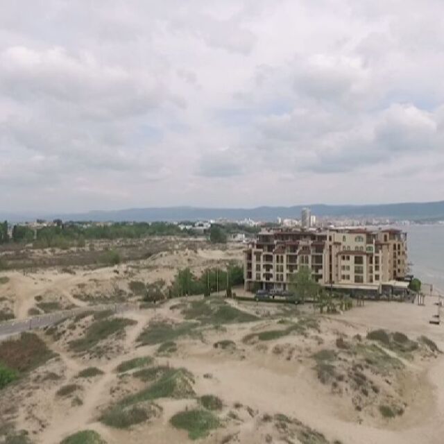 На метри от морето: Хотел „Оазис” продължава да предизвиква недоволство
